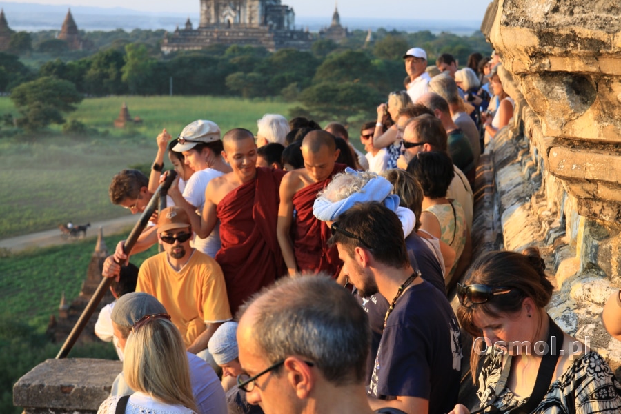 Turyści w Bagan oczekują na zachód słońca 
