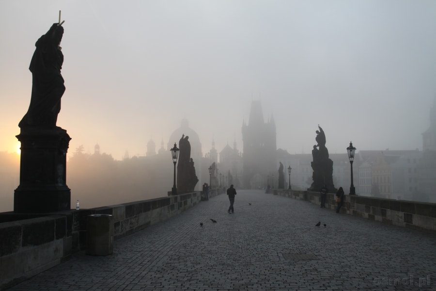 Praga. Most Karola o poranku tonie we mgle