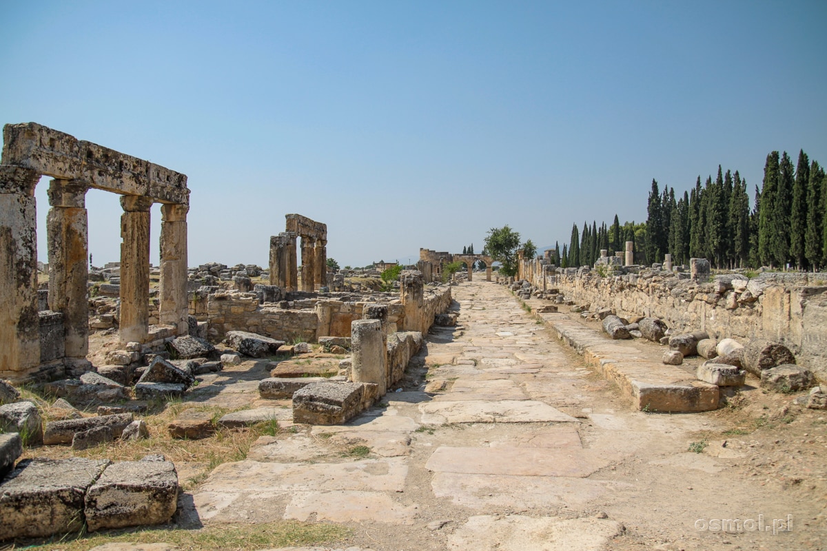 Ruiny Hierapolis tuż obok Pamukkale. Ulica Frontinusa czyli główna ulica miasta