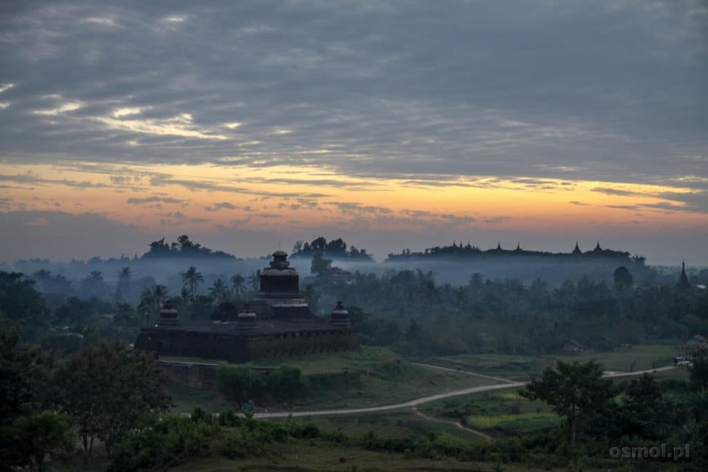 Zachód słońca w Mrauk U