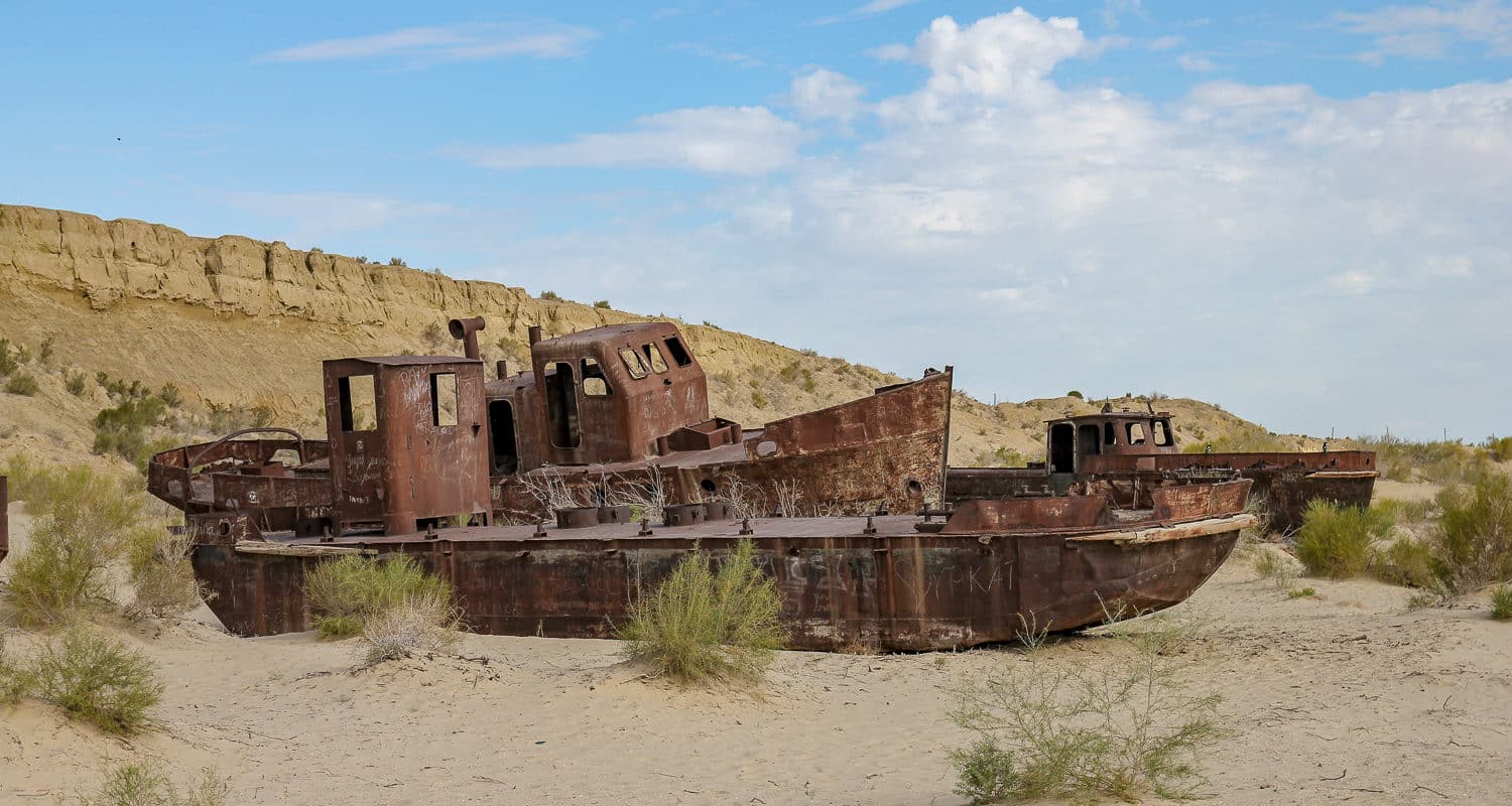 Jezioro Aralskie. Wraki dawnych statków rdzewieją na dni dawnego morza...
