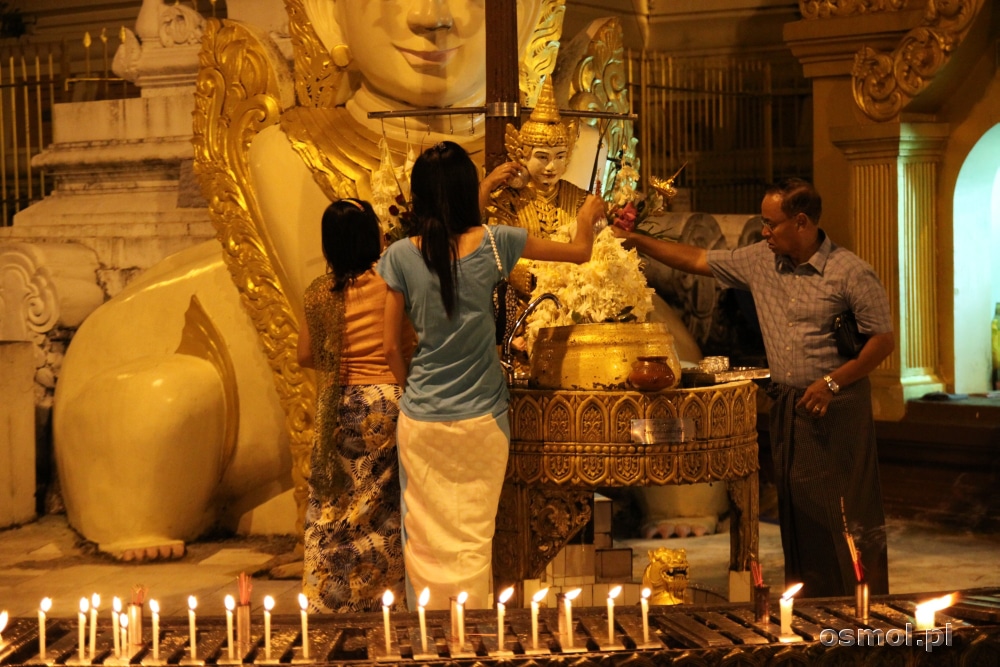 Modlitwa w birmańskiej świątyni
