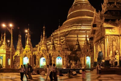 Shwedagon Pagoda w w Rangunie po zachodzie słońca mieni się s