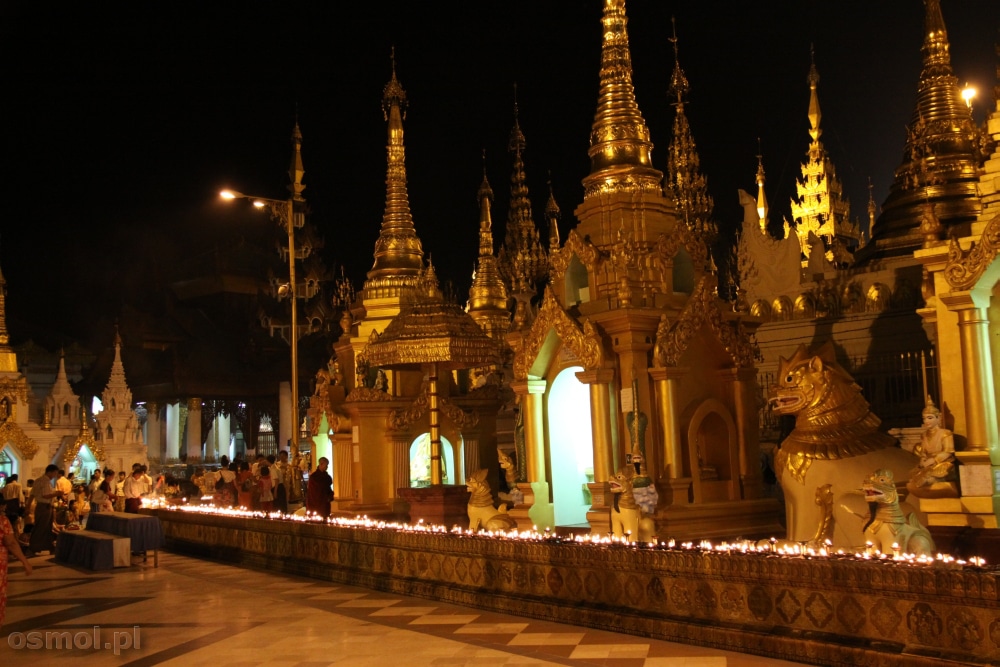 Oświetlenie Shwedagon Pagoda oraz świeczki zapalone przez pielgrzymów, nocą tworzą magiczny klimat (Fot. Paweł Osmólski)
