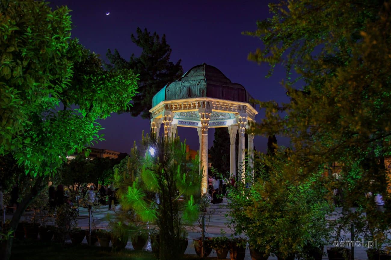 Grób Hafeza. Co roku do mauzoleum tego uwielbianego przez Irańczyków poety, przybywają tysiące turystów i miłośników poezji