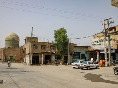 Shushtar. Jedna z bocznych ulic ze starym meczetem