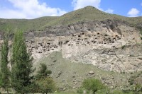 Wardzia widziana z drugiego brzegu rzeki