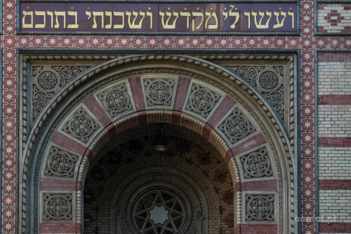 Napis nad Wielką Synagogą w Budapeszcie