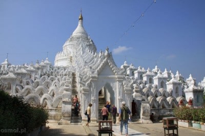 Hisibyume Pagoda odcina się bielą od jasnoniebieskiego nieba