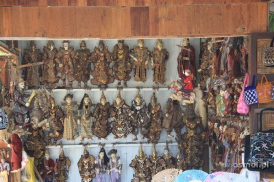 Tradycyjne birmańskie lalki królują na półkach sklepów