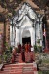 Mnisi birmańscy odwiedzają świątynię