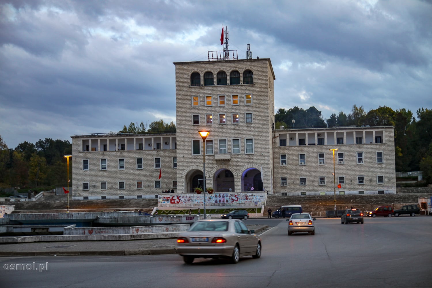 Uniwersytet w Tiranie - wydział historii i filozofii.