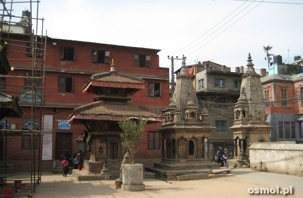 Patan w Nepalu. Świątynia w bocznych uliczkach miasta
