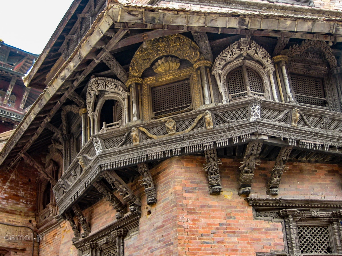 Chodząc po Kathmandu i przechodząc obok pałaców warto podnieść wzrok i podziwiać piękną i finezyjną pracę rzeźbiarzy. Na zdjęciu zdobienia świątyni Kumari