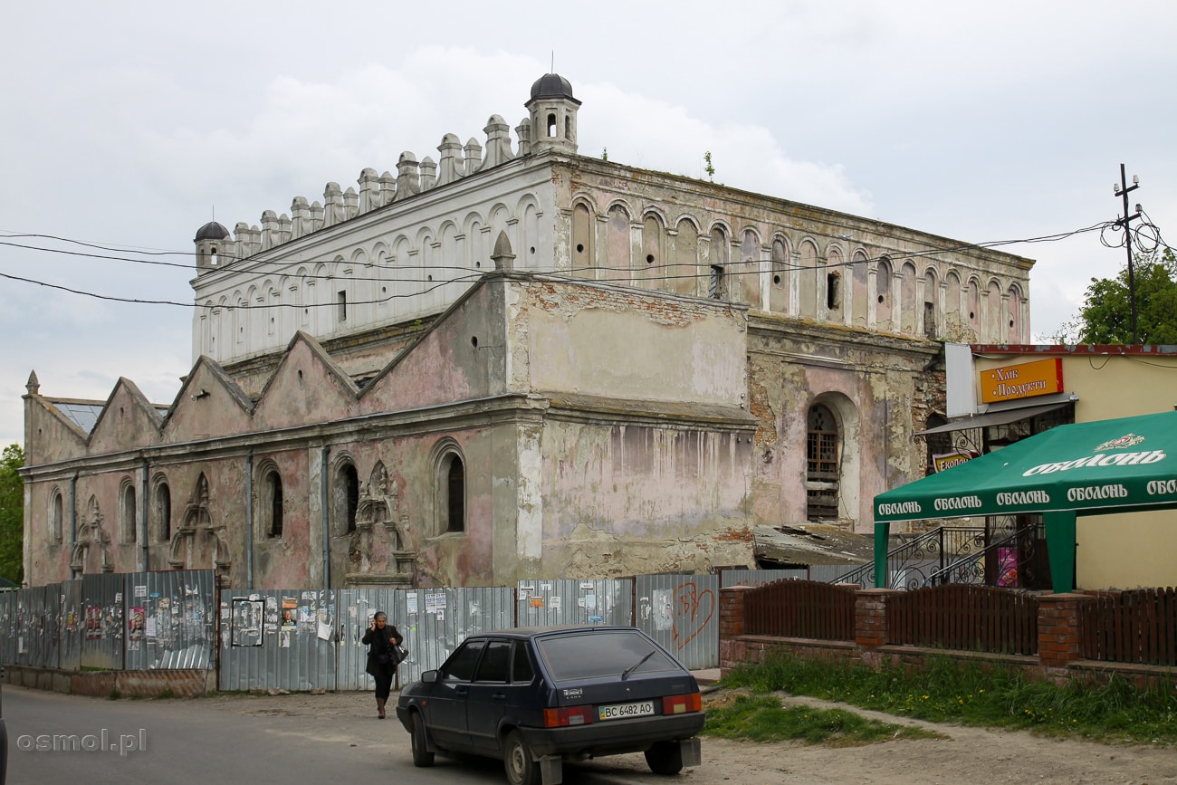 Synagoga w Żółkwi jakimś cudem mimo podpalenia przetrwałą hitlerowską okupację, ale bardziej niż inne budynki w Żółkwi wymaga natychmiastowego remontu