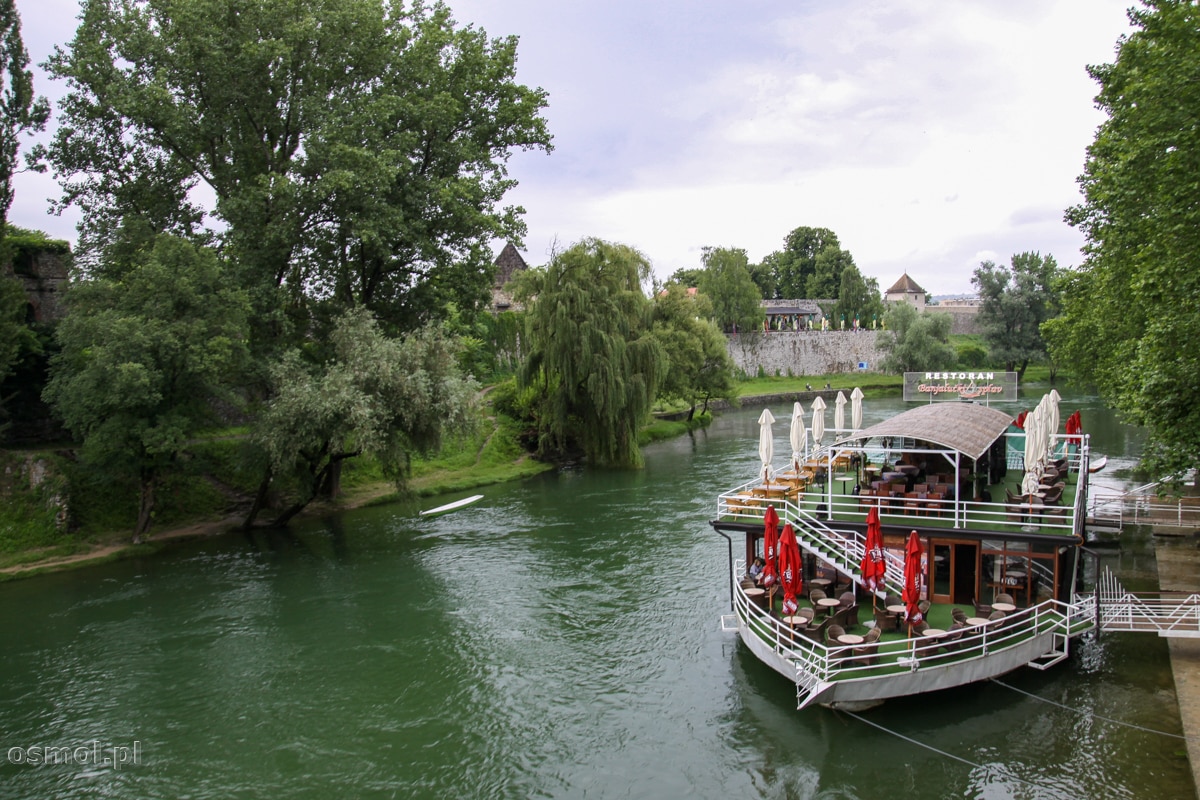 Na rzece Vrbas przepływającej przez Banja Lukę możemy znaleźć barki, na których coś zjemy i wypijemy