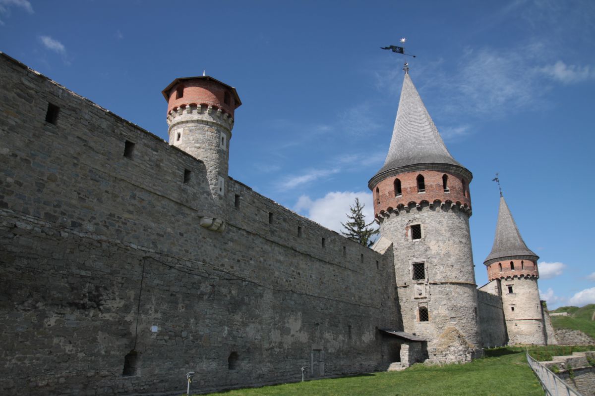 Wysokie mury, baszty i kamień nie obroniły zamku przed Turkami. Po krótkim oblężeniu twierdza padła w 1672 roku.
