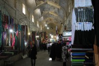 Bazar w Shiraz. Alejka z tekstyliami