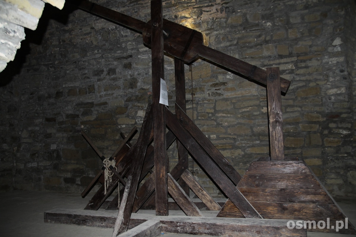W podziemiach chocimskiego zamku obejrzymy wystawę machin oblężniczych i obronnych. Opisy są także w języku angielskim