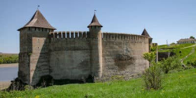 Zamek w Chocimu przez wiele lat bronił rubieży dawnej Polski. O zamek w Chocimiu rozbijali się wrogowie i pod nim rozegrało się wiele bitew