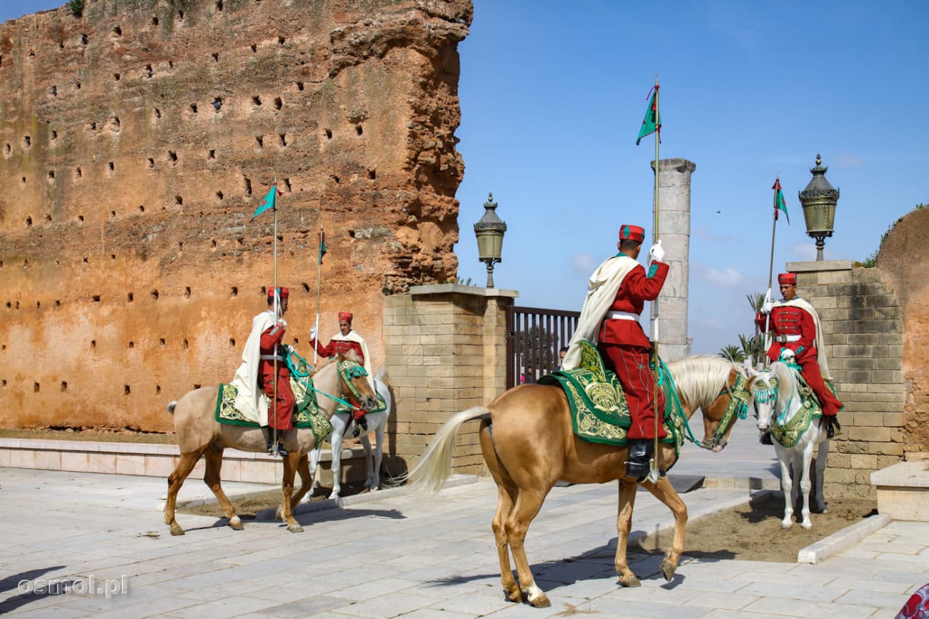 Rabat w Maroku. Zmiana konnej warty przed wejściem do mauzoleum