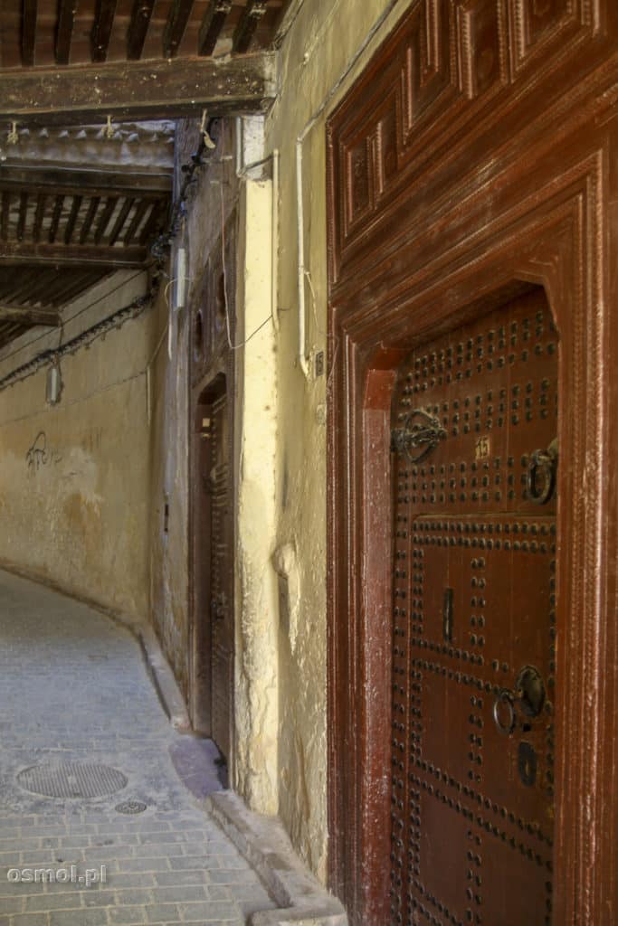 Drzwi w jednej z uliczek Fezu