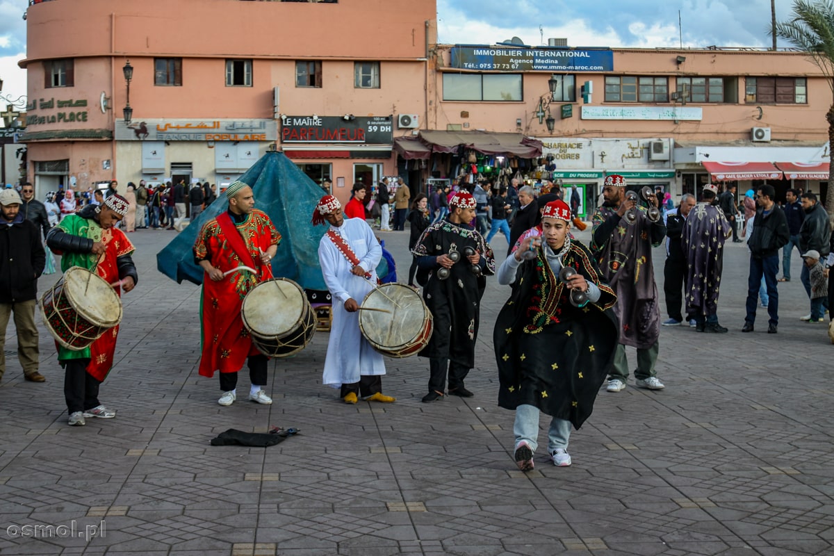 Marakesz. Trupa grajków grających na placu Jama El-Fnaa w Marrakeszu. Pokaz zdecydowanie dla turystów