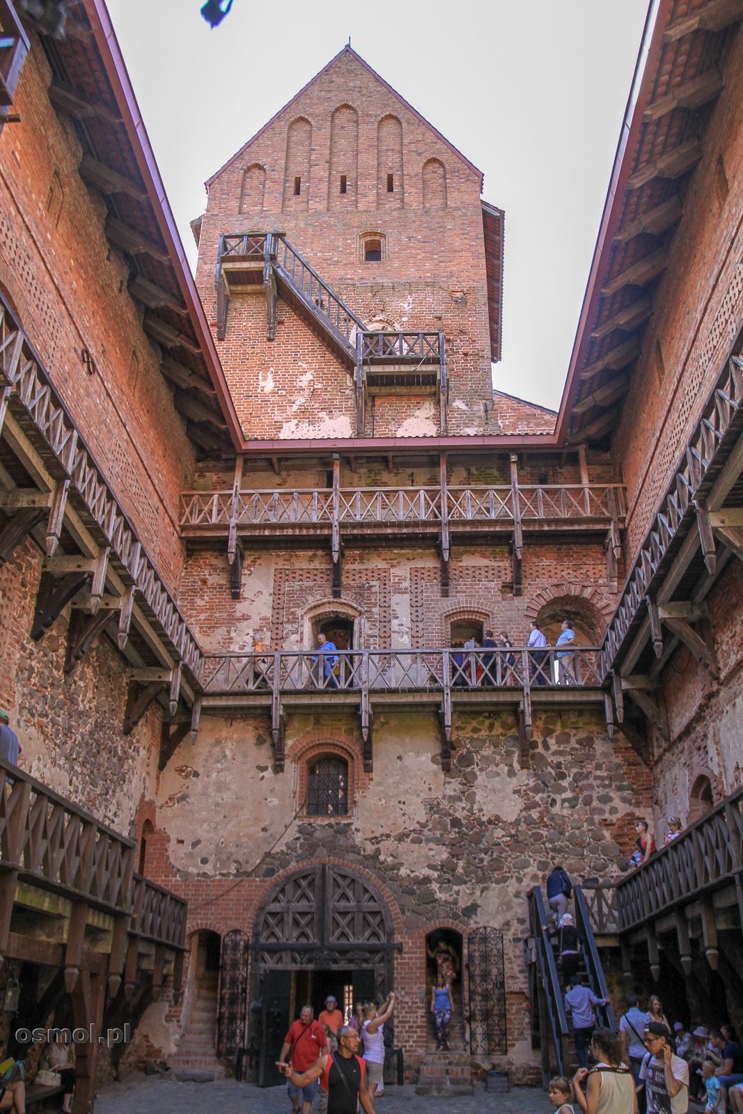 Otoczony drewnianymi galeriami wewnętrzny dziedziniec zamku w Trokach robi wrażenie