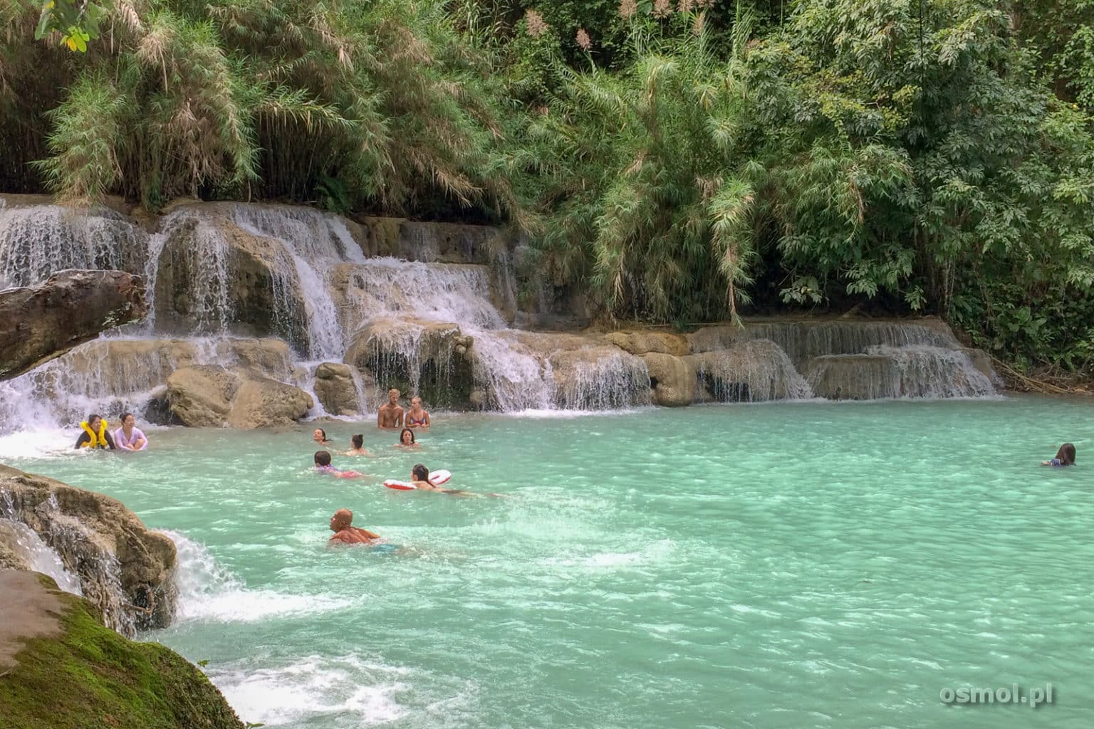Kąpiel w wodospadzie Kuang Si