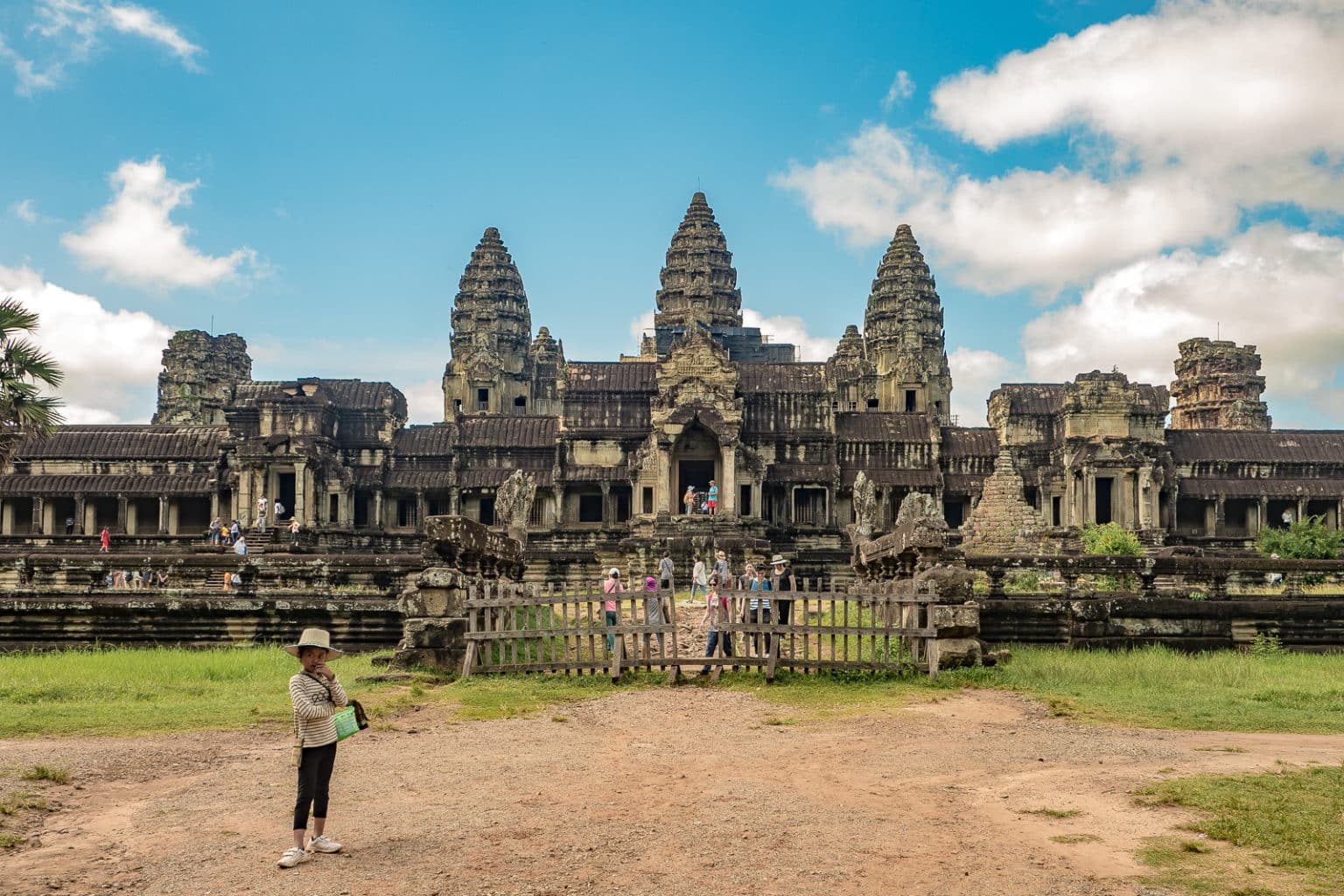 angkor-wat-zwiedzaj-c-najwi-ksz-atrakcj-kambod-y
