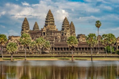 Angkor Wat - najpotężniejsza i najbardziej znana ze świątyń kompleksu Angkoru. Dla tego widoku do Angkor Wat w Kambodży co roku przyjeżdżają tłumy turystów.