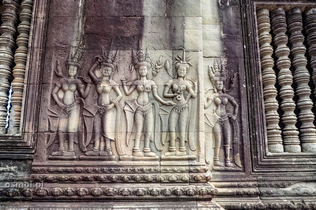 Płaskorzeźby tancerek w Angkor Wat