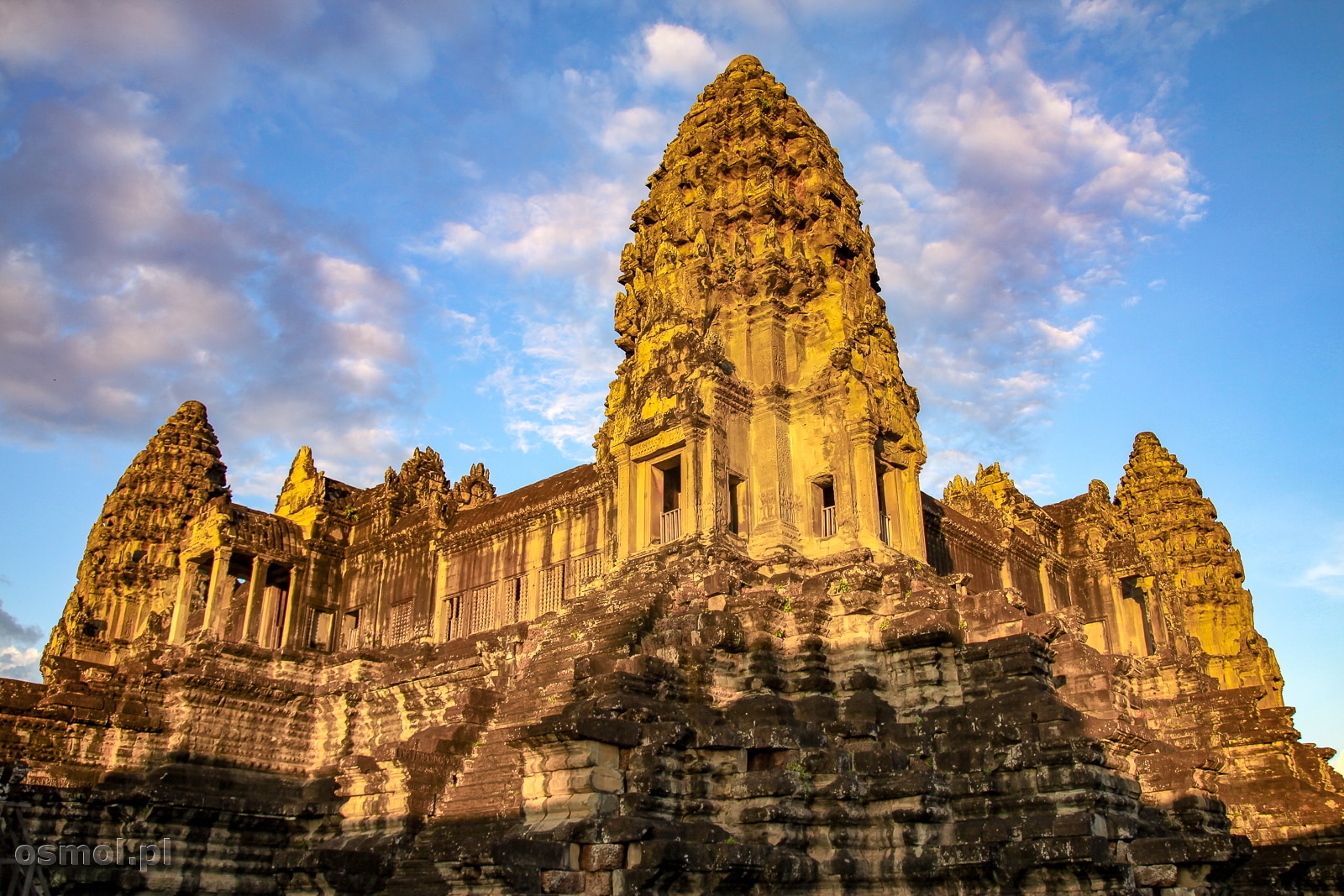 https://www.osmol.pl/wp-content/uploads/2016/01/Angkor-Wat-wieze-w-ksztalcie-tiary.jpg