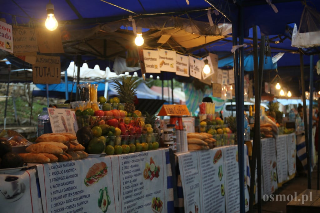 Stoisko z szejkami owocowymi w Laosie