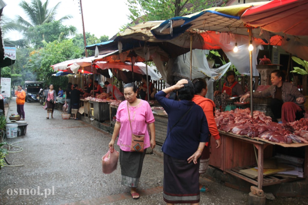 Stragan z mięsem w Laosie