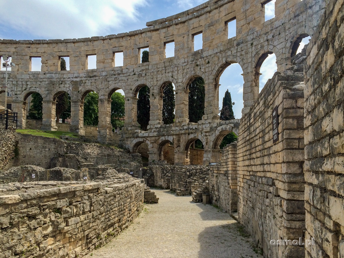 Z Amfiteatru zostały zewnętrzne ściany - po dawnych korytarzach i pomieszczeniach dla gladiatorów, dzikich zwierząt, niewolników i obsługi pozostało niewiele. Niestety amfiteatr przez tysiąclecia służył jako miejsce darmowego kamienia dla miejscowych budowniczych
