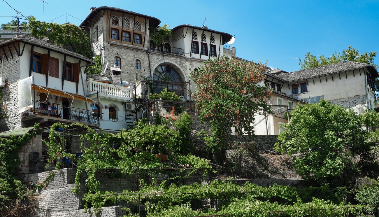 Gjirokastra pełna jest starych domów, zieleni i ogrodów