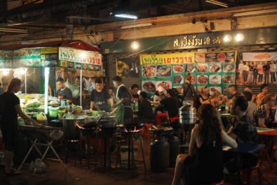 Restauracja na ulicy w China Town w Bangkoku