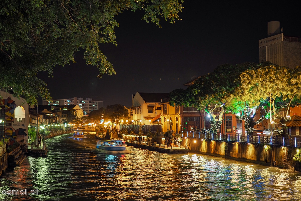 Nocne rejsy barkami po rzece Malakka to jedna z głównych atrakcji turystycznych miasta