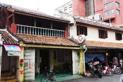 Stary dom na ulicy w Malezji