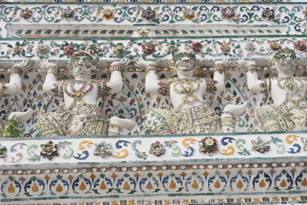 Zdobienia w Wat Arun Bangkok