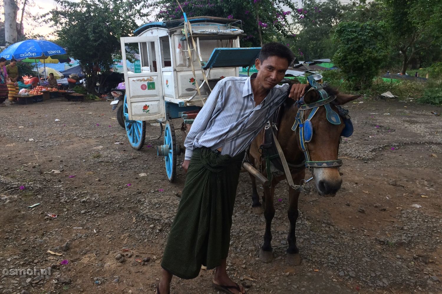 Mężczyzna w longyi w Birmie