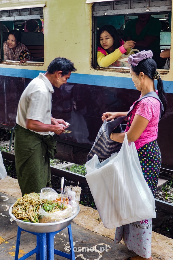 Handel na peronie stacji kolejowej w Birmie.