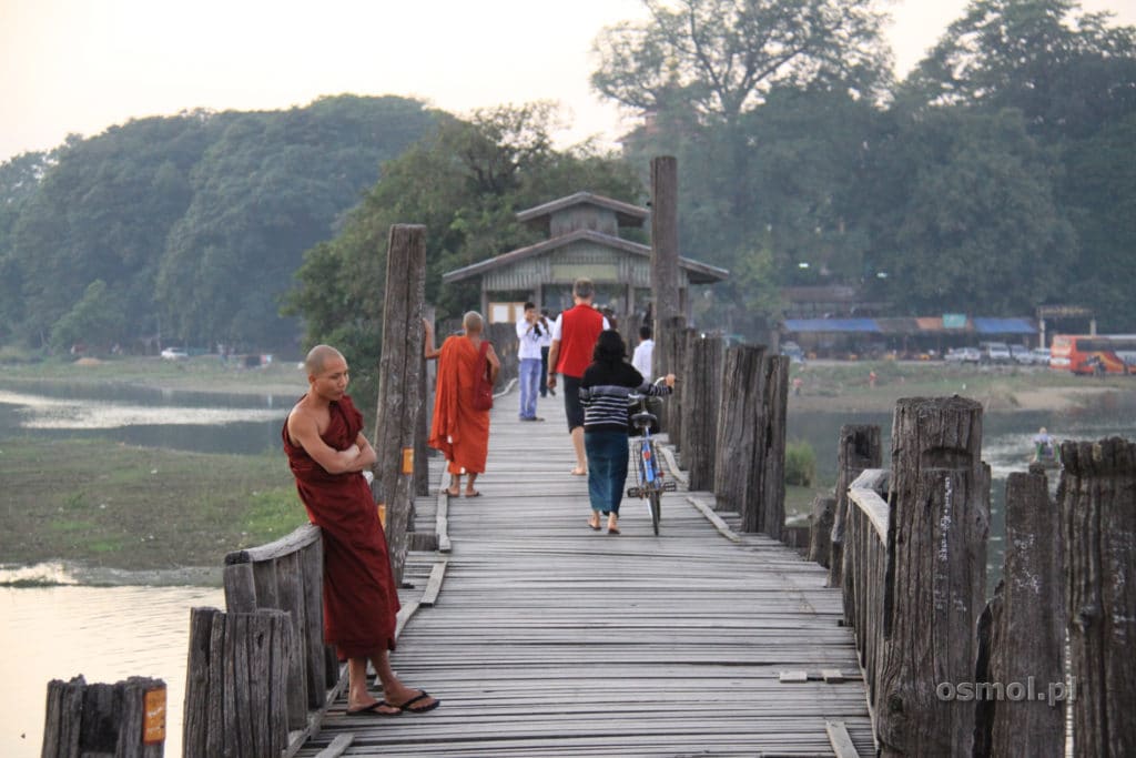 Mnich na moście tekowym Birma