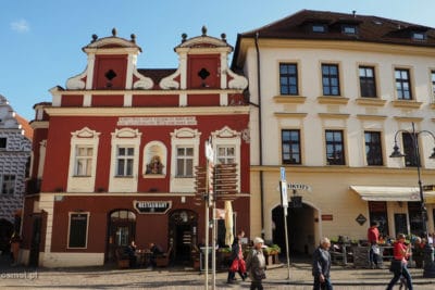 Kolorowe kamieniczki na rynku w Taborze