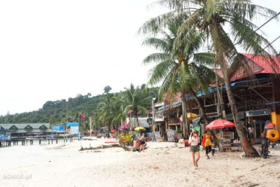 Plaża w Koh Touch płynnie przechodzi w deptak dla turystów i miejscowych