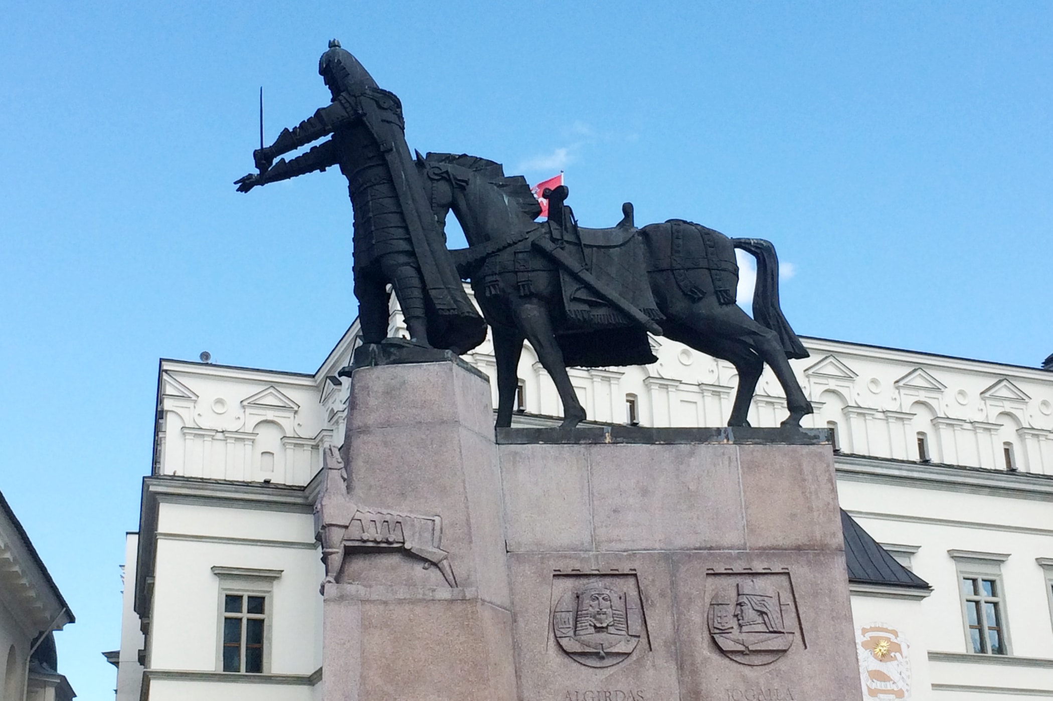 Pomnik Giedymina w Wilnie przypomina pomnik zombie