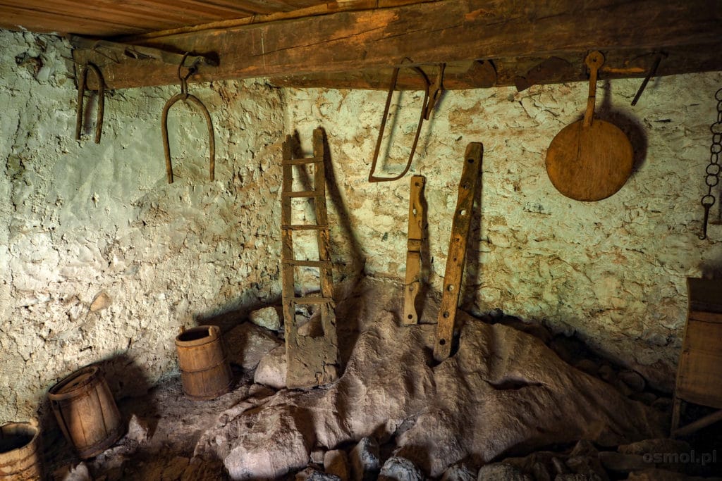 Wnętrze kamiennej wieży odosobnienia w Theth