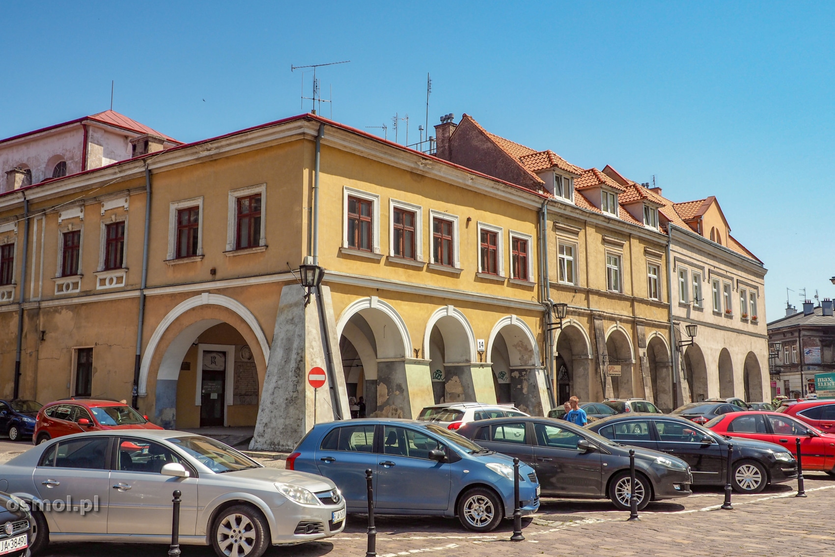 Kamienica Rydzikowska w Jarosławiu - gdyby nie samochody prezentowałaby się o wiele okazalej. Tu też znajduje się wejście do podziemnej trasy turystycznej.