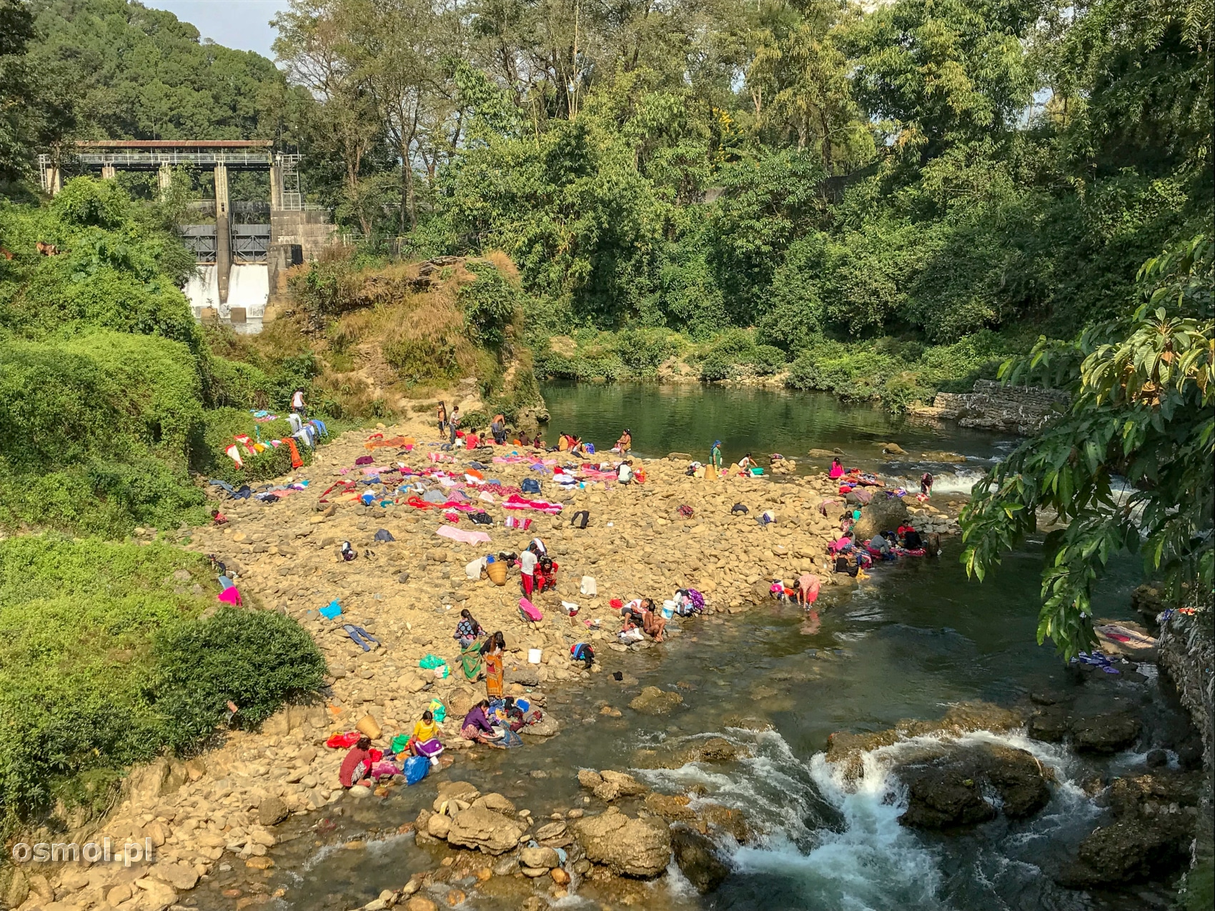 A tak wygląda pralnia w Pokharze. Pierze się w rzece, tuż obok innych piorących.